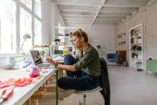 A freelancer working from home, symbolizing the potential lifestyle after obtaining a freelance visa in Dubai.